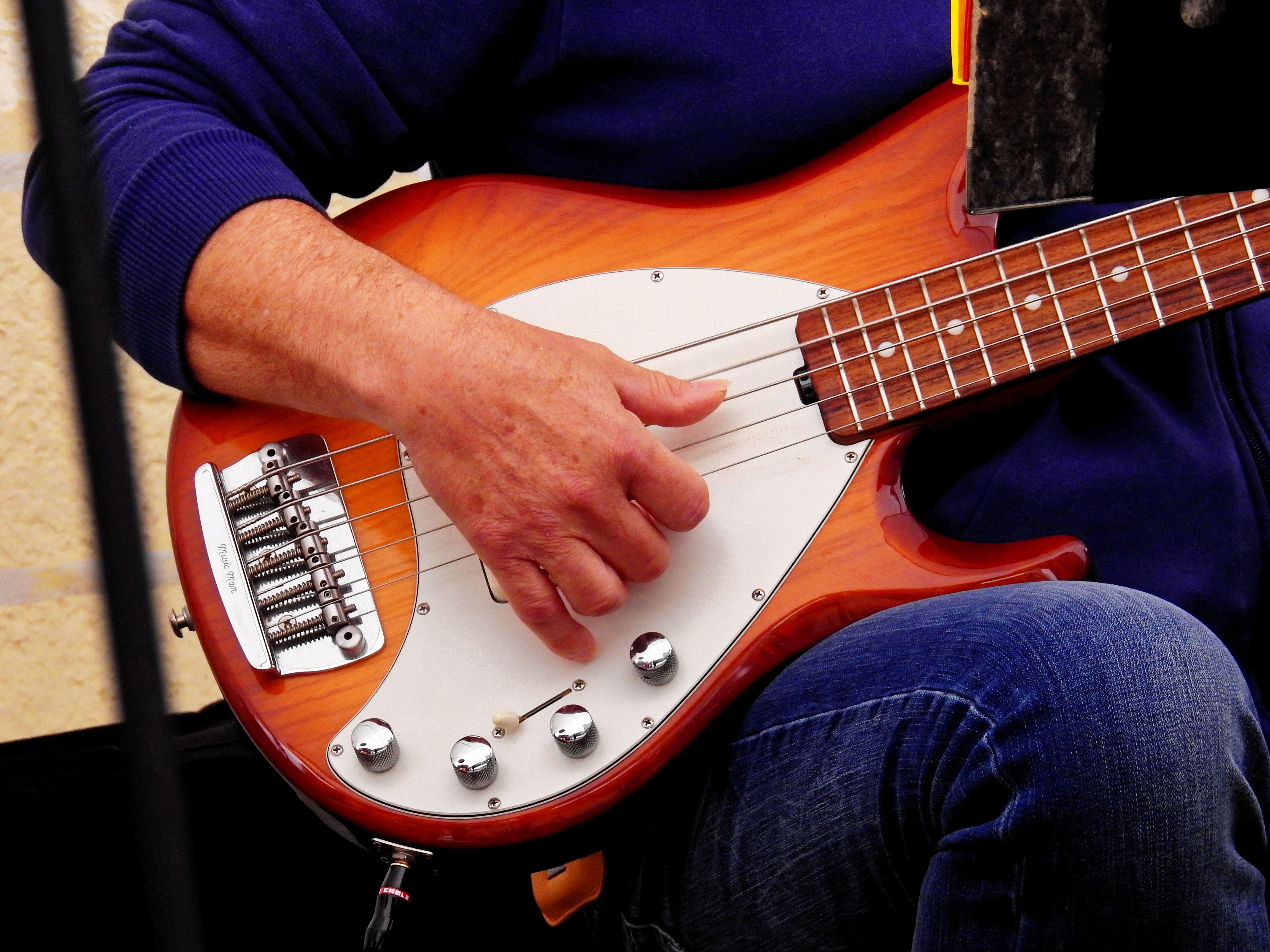 En som spiller bass.